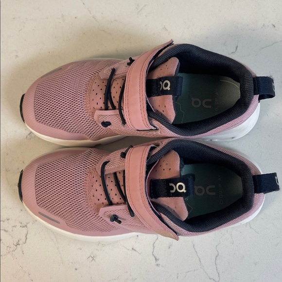 On Running Cloud Play Kids Athletic Shoes Size 13 Zephyr / White Girls Trainers - Picture 15 of 17